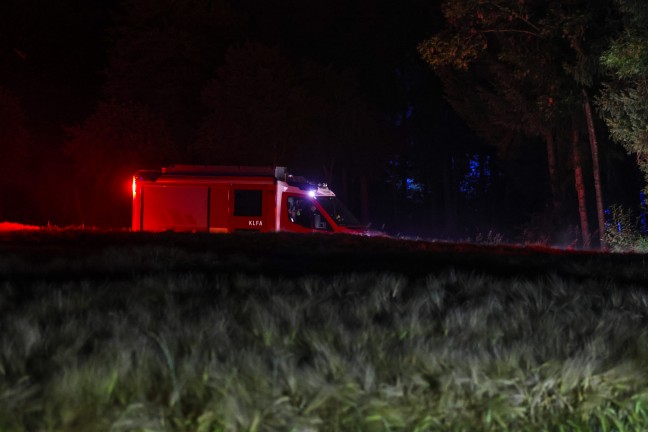 Feuerwehr samt Drohne und Polizeihubschrauber bei n�chtlicher Suchaktion in Edt bei Lambach im Einsatz