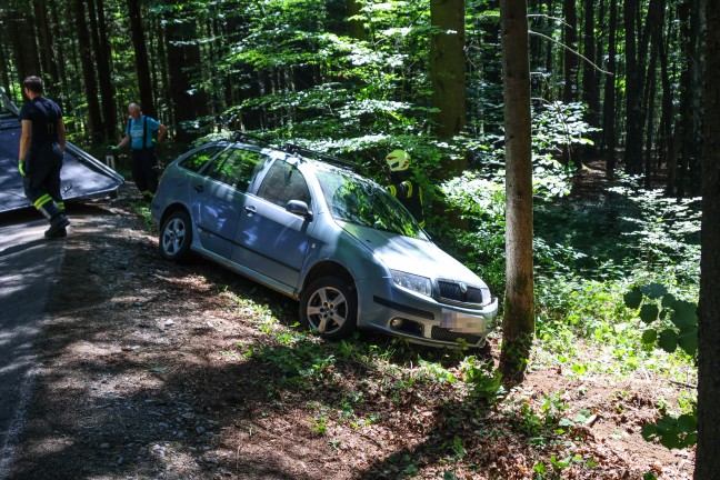 Personenrettung: Auto in einem Waldst�ck bei Natternbach gegen Baum gekracht