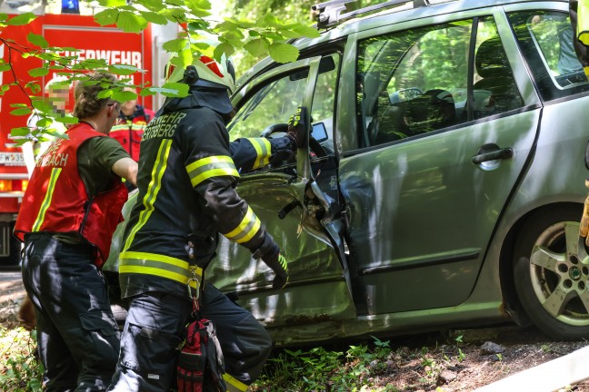 Personenrettung: Auto in einem Waldst�ck bei Natternbach gegen Baum gekracht