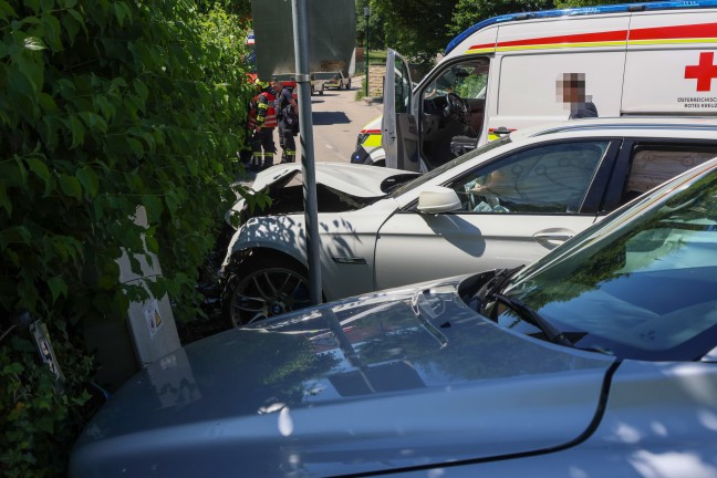 Drei Verletzte: Schwerer Verkehrsunfall mit zwei beteiligten Autos in Gallspach