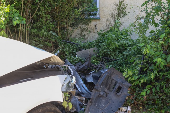 Drei Verletzte: Schwerer Verkehrsunfall mit zwei beteiligten Autos in Gallspach