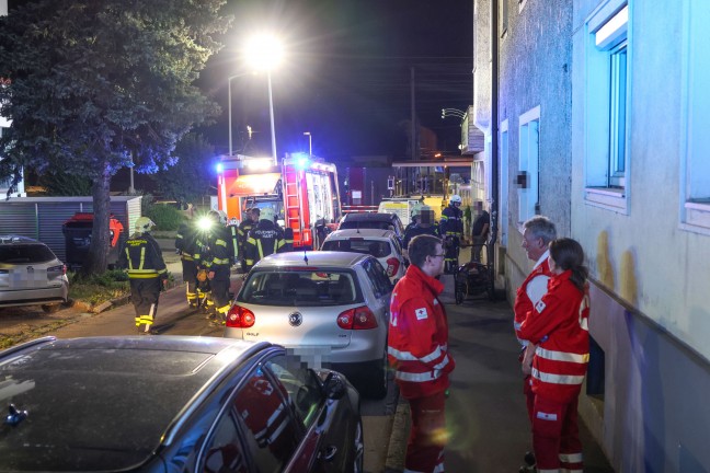 Drei Feuerwehren bei Brand in einem Mehrparteienwohnhaus in Leonding im Einsatz