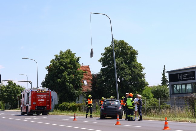 Auto gegen Stra�enlaterne: Feuerwehr bei Aufr�umarbeiten auf Wiener Stra�e in Marchtrenk im Einsatz