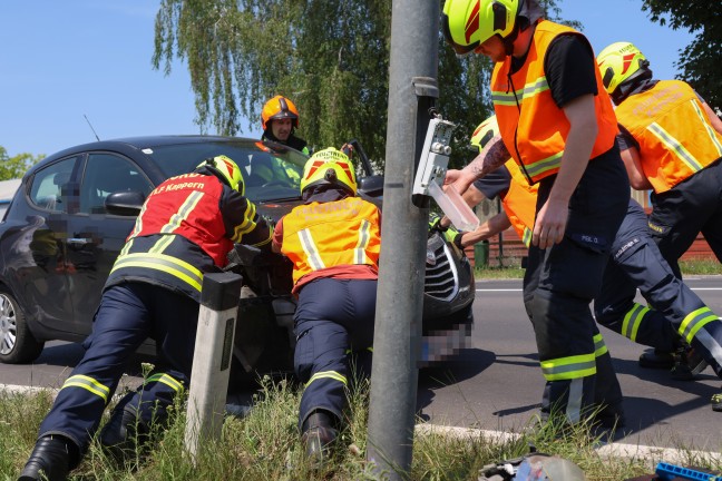 Auto gegen Stra�enlaterne: Feuerwehr bei Aufr�umarbeiten auf Wiener Stra�e in Marchtrenk im Einsatz