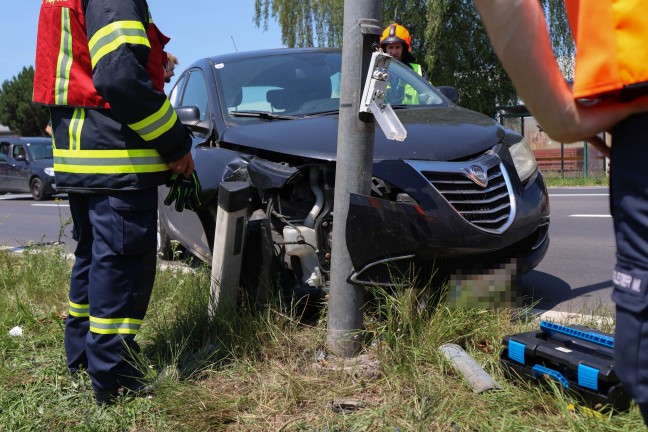 Auto gegen Stra�enlaterne: Feuerwehr bei Aufr�umarbeiten auf Wiener Stra�e in Marchtrenk im Einsatz