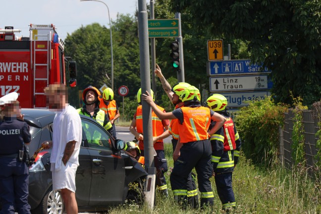 Auto gegen Stra�enlaterne: Feuerwehr bei Aufr�umarbeiten auf Wiener Stra�e in Marchtrenk im Einsatz