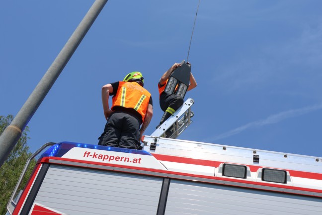 Auto gegen Stra�enlaterne: Feuerwehr bei Aufr�umarbeiten auf Wiener Stra�e in Marchtrenk im Einsatz