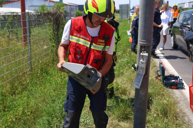 Auto gegen Stra�enlaterne: Feuerwehr bei Aufr�umarbeiten auf Wiener Stra�e in Marchtrenk im Einsatz