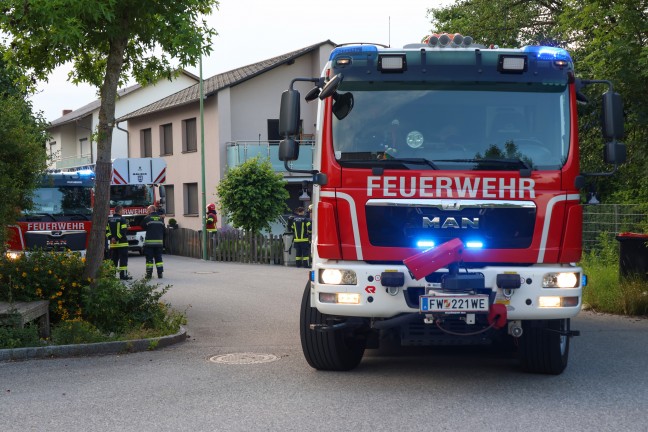 Niederdruck-Wetterlage: Feuerwehr bei Brandverdacht in einem Wohnhaus in Wels-Puchberg im Einsatz
