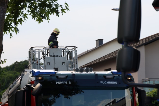 Niederdruck-Wetterlage: Feuerwehr bei Brandverdacht in einem Wohnhaus in Wels-Puchberg im Einsatz