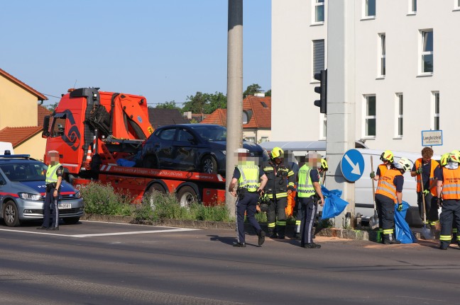 Kreuzungskollision im Fr�hverkehr auf Wiener Stra�e an Gemeindegrenze zwischen Pasching und Traun