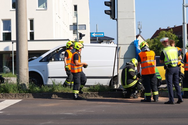 Kreuzungskollision im Fr�hverkehr auf Wiener Stra�e an Gemeindegrenze zwischen Pasching und Traun
