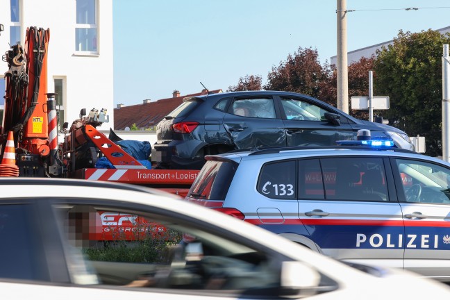 Kreuzungskollision im Fr�hverkehr auf Wiener Stra�e an Gemeindegrenze zwischen Pasching und Traun