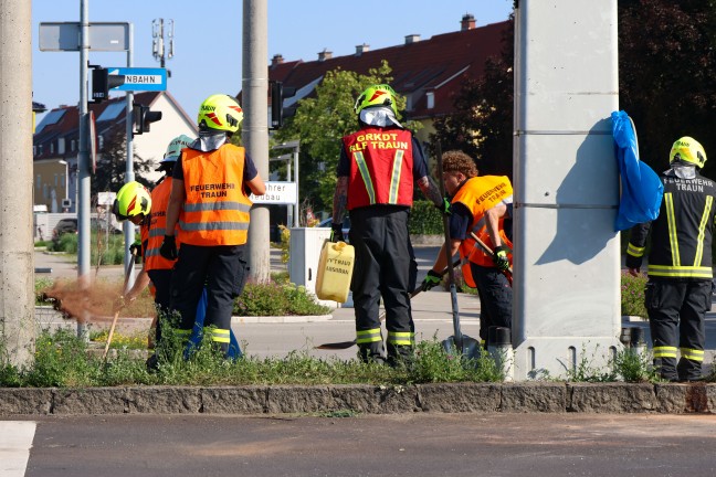 Kreuzungskollision im Fr�hverkehr auf Wiener Stra�e an Gemeindegrenze zwischen Pasching und Traun