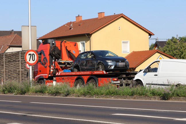 Kreuzungskollision im Fr�hverkehr auf Wiener Stra�e an Gemeindegrenze zwischen Pasching und Traun