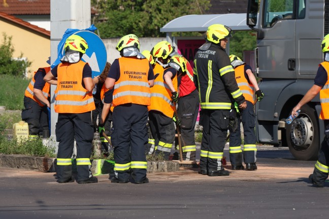 Kreuzungskollision im Fr�hverkehr auf Wiener Stra�e an Gemeindegrenze zwischen Pasching und Traun