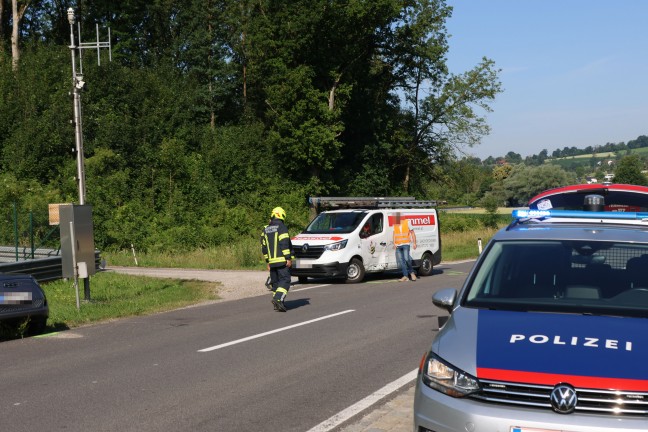 Personenrettung nach Crash zwischen zwei PKW und Kleintransporter in Wallern an der Trattnach