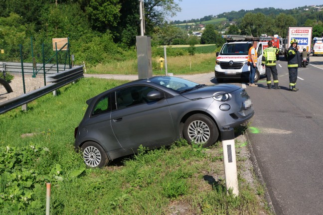 Personenrettung nach Crash zwischen zwei PKW und Kleintransporter in Wallern an der Trattnach