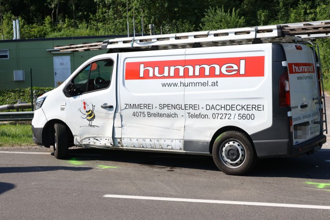 Personenrettung nach Crash zwischen zwei PKW und Kleintransporter in Wallern an der Trattnach