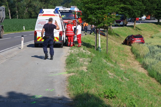 Personenrettung nach Crash zwischen zwei PKW und Kleintransporter in Wallern an der Trattnach