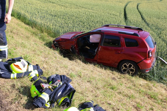 Personenrettung nach Crash zwischen zwei PKW und Kleintransporter in Wallern an der Trattnach