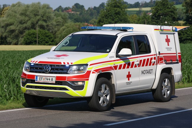 Personenrettung nach Crash zwischen zwei PKW und Kleintransporter in Wallern an der Trattnach