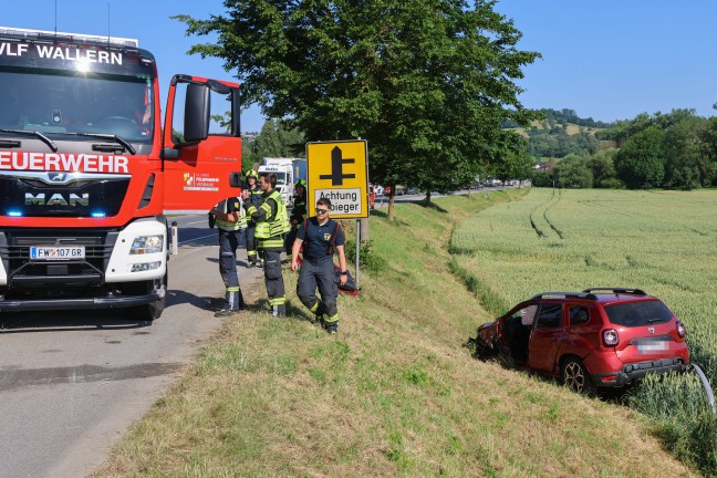 Personenrettung nach Crash zwischen zwei PKW und Kleintransporter in Wallern an der Trattnach