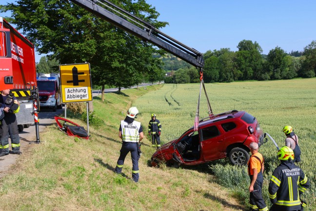 Personenrettung nach Crash zwischen zwei PKW und Kleintransporter in Wallern an der Trattnach