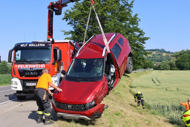 Personenrettung nach Crash zwischen zwei PKW und Kleintransporter in Wallern an der Trattnach
