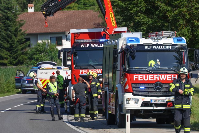 Personenrettung nach Crash zwischen zwei PKW und Kleintransporter in Wallern an der Trattnach