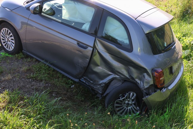 Personenrettung nach Crash zwischen zwei PKW und Kleintransporter in Wallern an der Trattnach