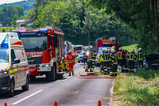 Schwer verletzt: Auto bei schwerem Verkehrsunfall in Gschwandt frontal gegen Baum gekracht