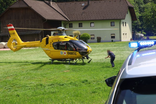 Schwer verletzt: Auto bei schwerem Verkehrsunfall in Gschwandt frontal gegen Baum gekracht