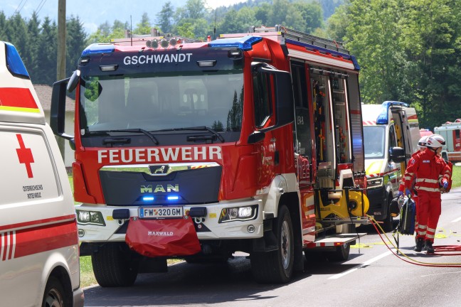 Schwer verletzt: Auto bei schwerem Verkehrsunfall in Gschwandt frontal gegen Baum gekracht