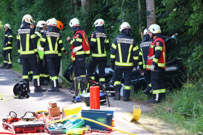 Schwer verletzt: Auto bei schwerem Verkehrsunfall in Gschwandt frontal gegen Baum gekracht