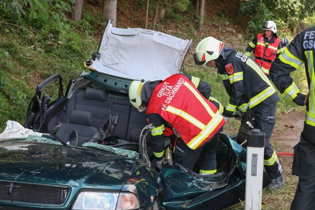 Schwer verletzt: Auto bei schwerem Verkehrsunfall in Gschwandt frontal gegen Baum gekracht