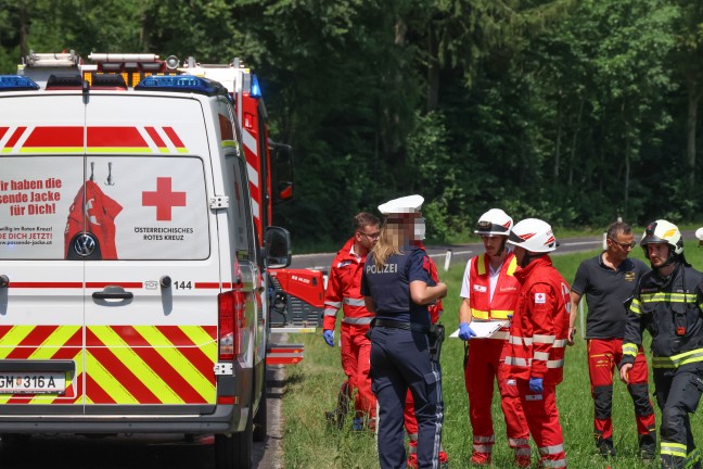 Schwer verletzt: Auto bei schwerem Verkehrsunfall in Gschwandt frontal gegen Baum gekracht