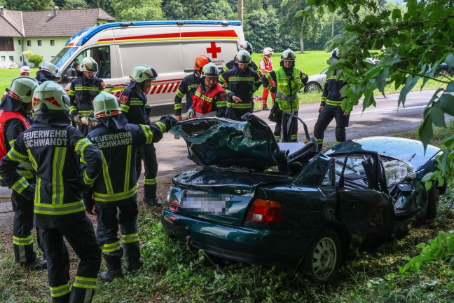 Schwer verletzt: Auto bei schwerem Verkehrsunfall in Gschwandt frontal gegen Baum gekracht