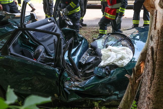 Schwer verletzt: Auto bei schwerem Verkehrsunfall in Gschwandt frontal gegen Baum gekracht