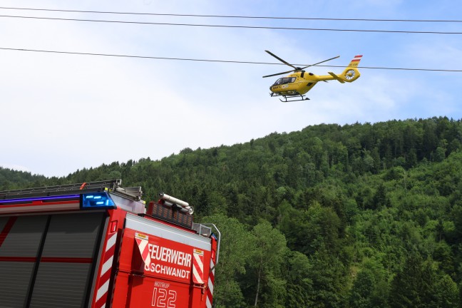 Schwer verletzt: Auto bei schwerem Verkehrsunfall in Gschwandt frontal gegen Baum gekracht