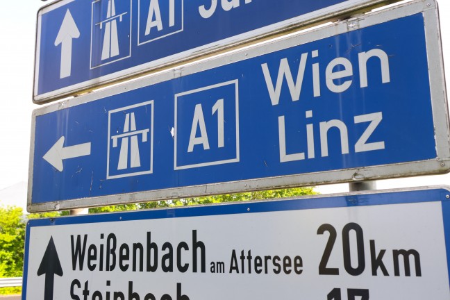 W�hrend Gewitterschauer: Auto auf Westautobahn bei Aurach am Hongar gegen Mittelleitschiene gekracht