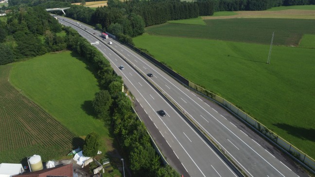 W�hrend Gewitterschauer: Auto auf Westautobahn bei Aurach am Hongar gegen Mittelleitschiene gekracht