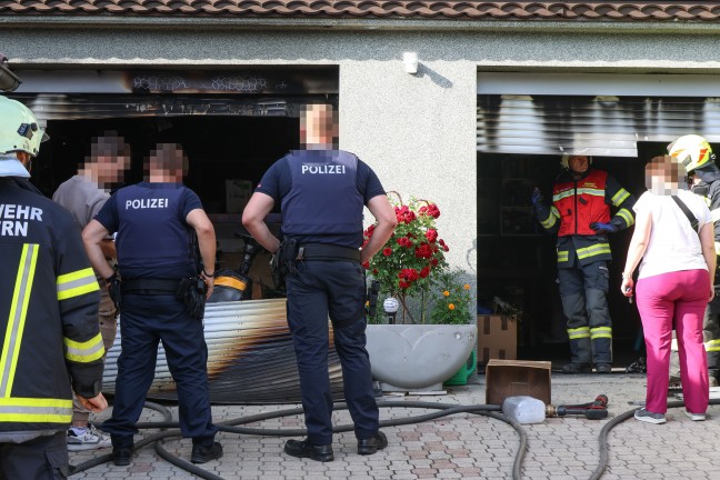 Vier Feuerwehren bei Garagenbrand in Ottnang am Hausruck im Einsatz