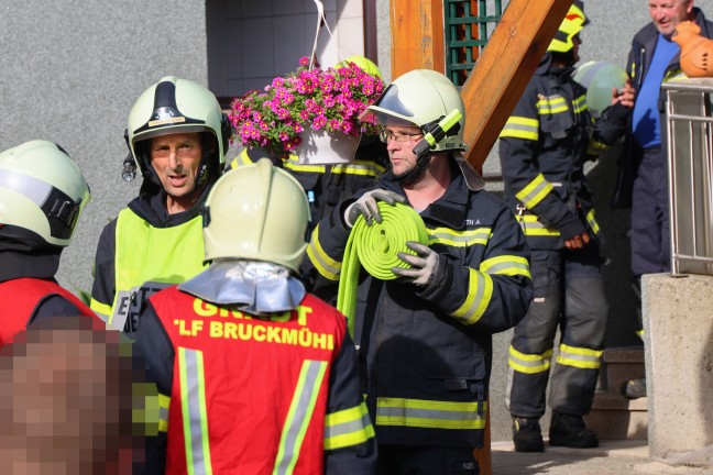 Vier Feuerwehren bei Garagenbrand in Ottnang am Hausruck im Einsatz