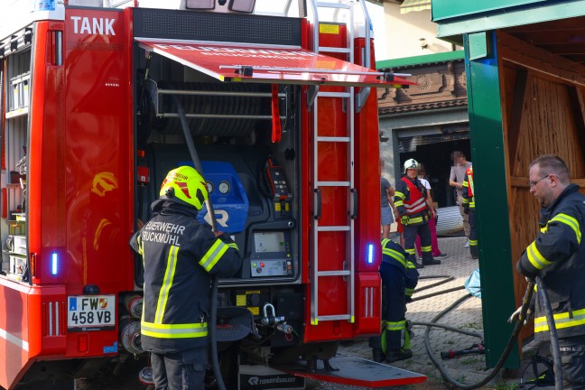 Vier Feuerwehren bei Garagenbrand in Ottnang am Hausruck im Einsatz