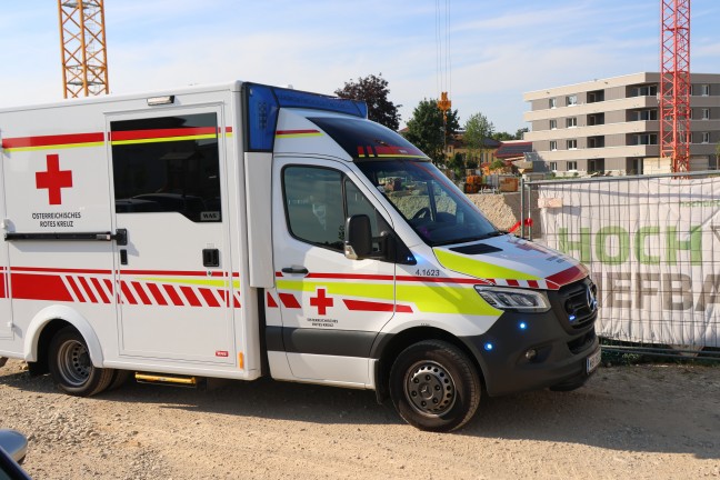Notarzthubschrauber nach schwerem Arbeitsunfall auf Baustelle in Gunskirchen im Einsatz