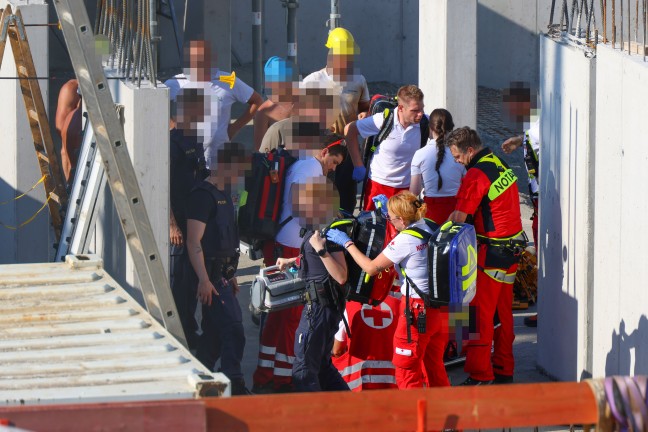 Notarzthubschrauber nach schwerem Arbeitsunfall auf Baustelle in Gunskirchen im Einsatz
