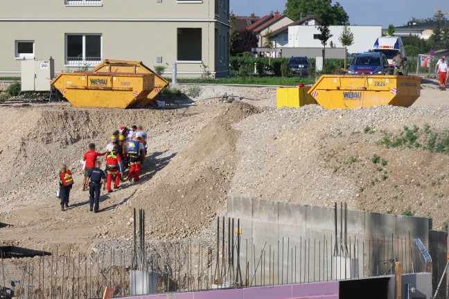 Notarzthubschrauber nach schwerem Arbeitsunfall auf Baustelle in Gunskirchen im Einsatz