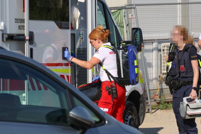 Notarzthubschrauber nach schwerem Arbeitsunfall auf Baustelle in Gunskirchen im Einsatz