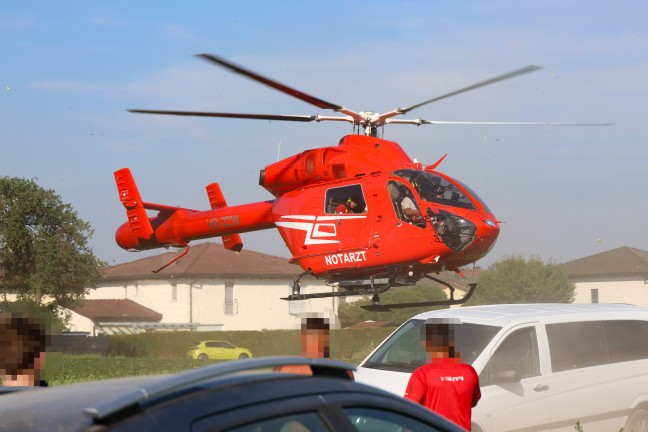 Notarzthubschrauber nach schwerem Arbeitsunfall auf Baustelle in Gunskirchen im Einsatz